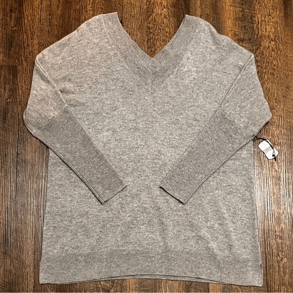 NWT•Subtle Luxury •100% Cashmere Reversible Easy V-Neck Sweater• - Picture 6 of 11